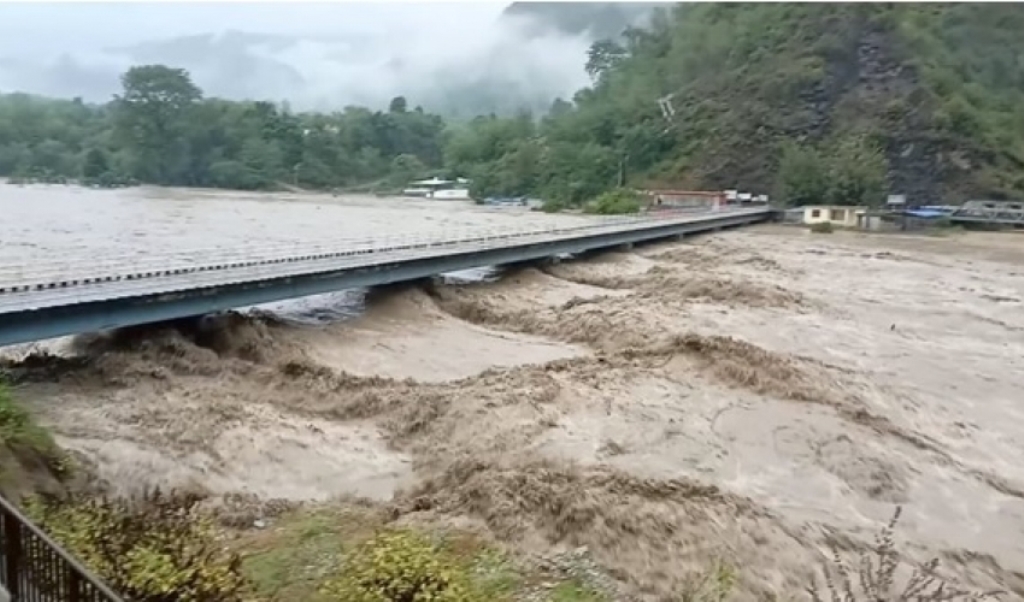 डोटीमा बाढीपहिरोमा ज्यान गुमाएका परिवारलाई राहत वितरण 